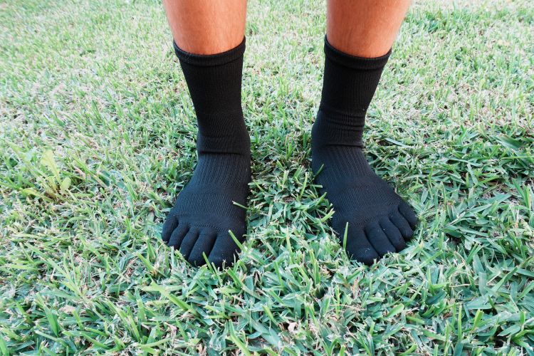 V+Force Extra Grip Five‑Toe Grip Socks – Unisex – High‑Intensity – Black/White - V + Force